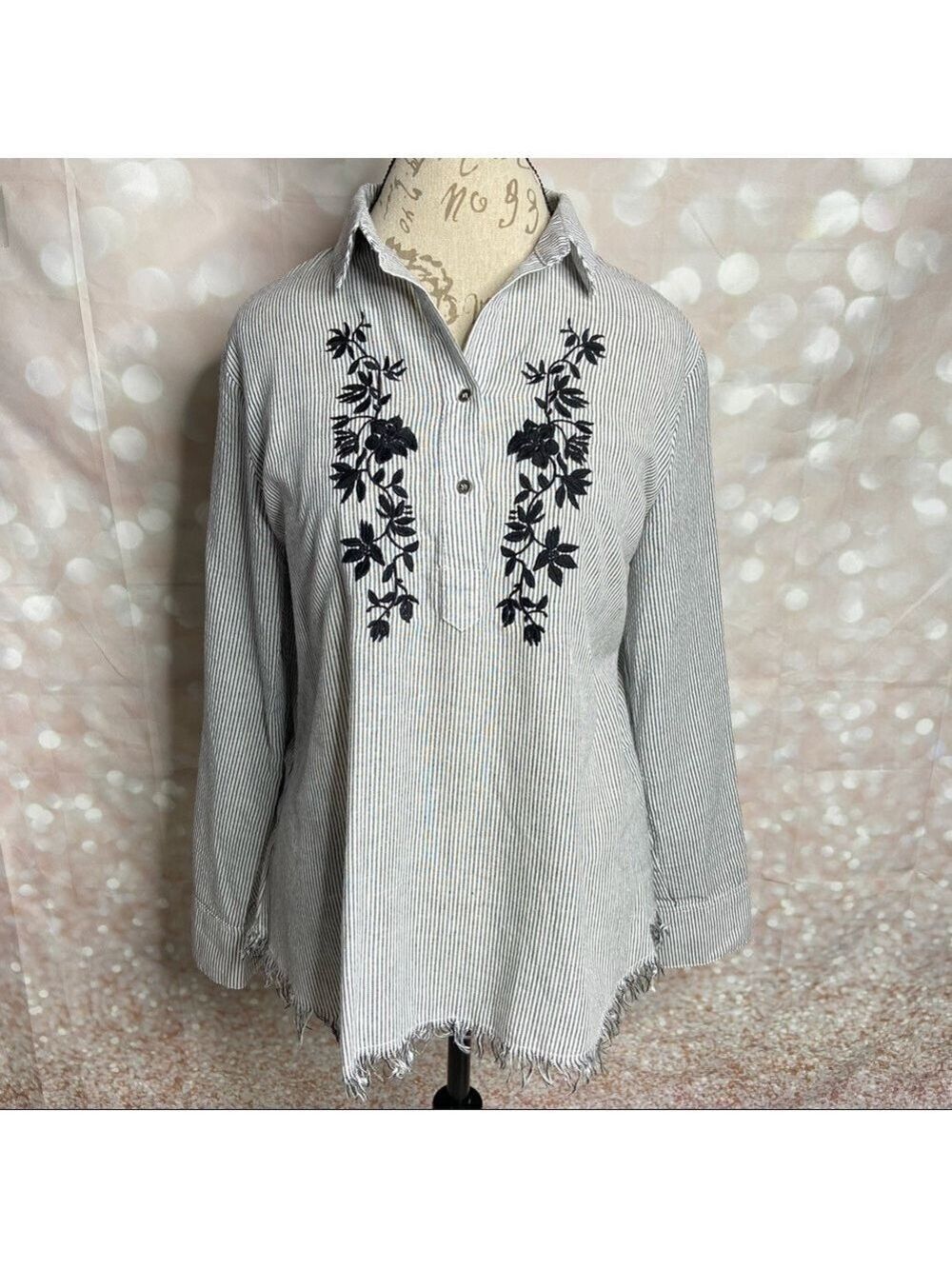 ð
ºUMGEE Embroidered Frayed Hem Top - Picture 1 of 8